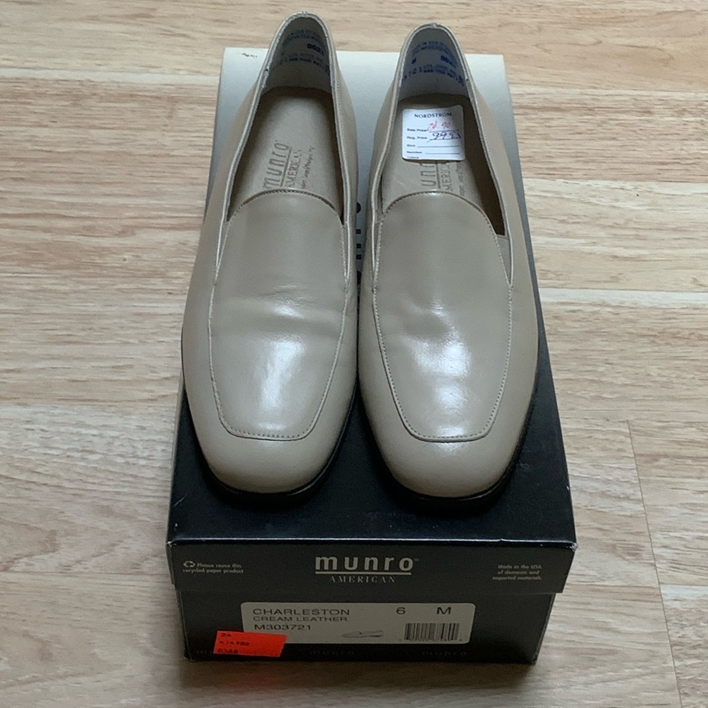 NWT MUNRO American Cream Leather Loafer Shoes Size 6M